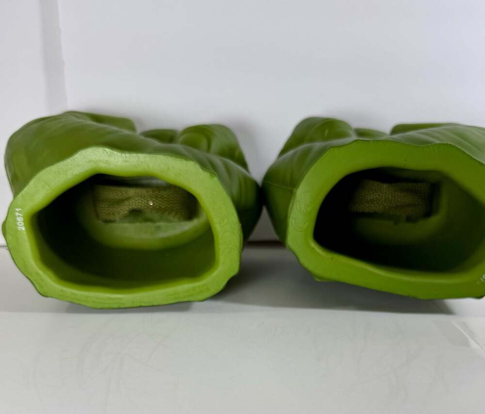 Hasbro Marvel 2011 The Incredible Hulk Smash Foam Fists Pair - Picture 6 of 6